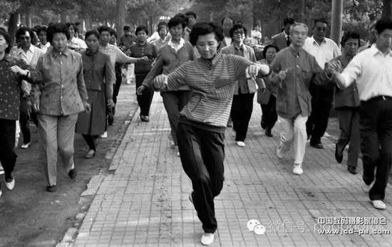 1988年摄于北京地坛公园，舞蹈教练在教舞蹈。